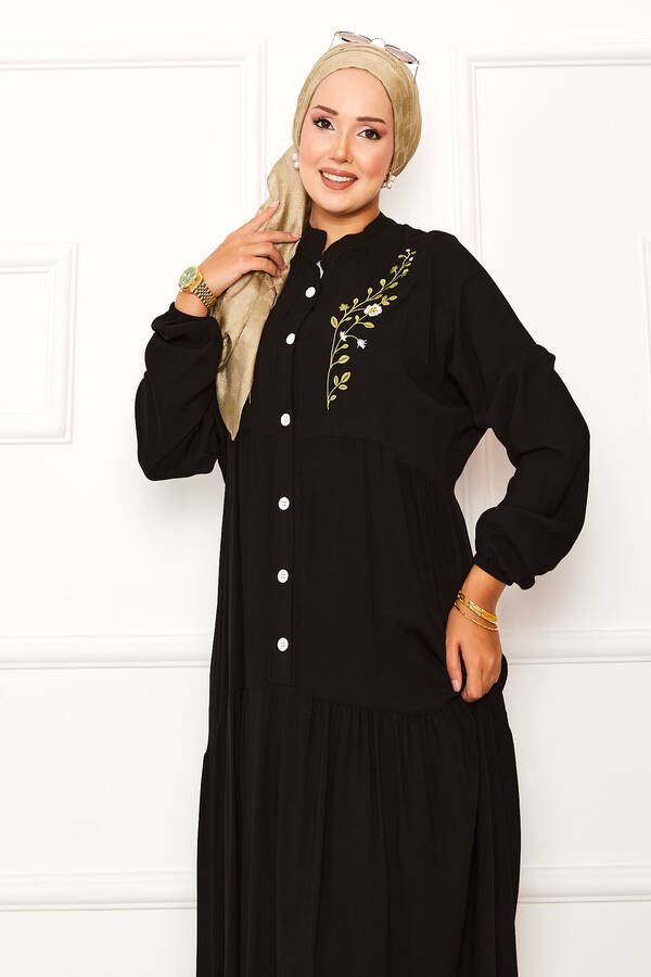 Azr - Nakış Detaylı Yarım Düğmeli Elbise Siyah (1) Azr - Nakış Detaylı Yarım Düğmeli Elbise Siyah (1)