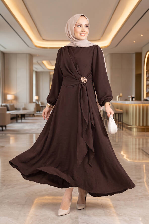 Znk - Omuzdan Allerli Yandan Bağlamalı Tesettür Elbise Kahve