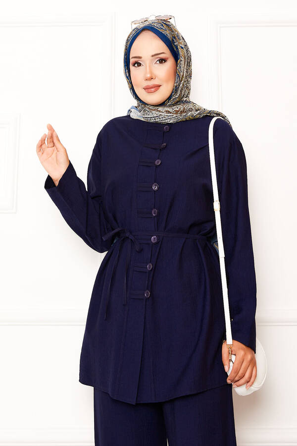 MD - Önü Brit Detaylı Beli Seyyar Bağcıklı İkili Takım Lacivert (1) MD - Önü Brit Detaylı Beli Seyyar Bağcıklı İkili Takım Lacivert (1)