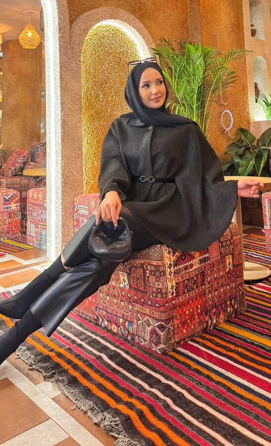 MD - Seyyar Kemerli Düğme Detaylı Tesettür Kaşe Panço Füme MD - Seyyar Kemerli Düğme Detaylı Tesettür Kaşe Panço Füme