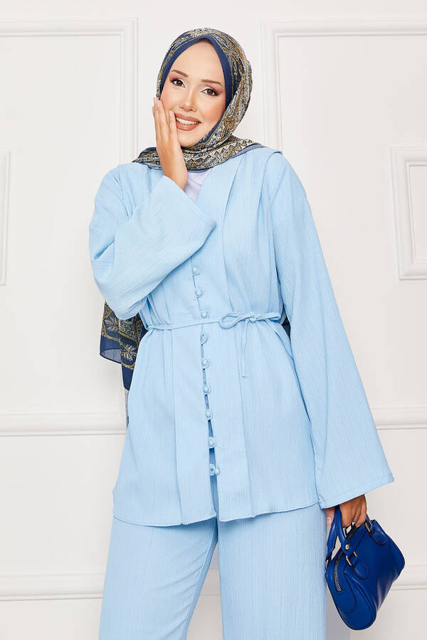 Mat - Seyyar Kuşaklı Brit Düğmeli İkili Takım Bebe Mavisi (1) Mat - Seyyar Kuşaklı Brit Düğmeli İkili Takım Bebe Mavisi (1)