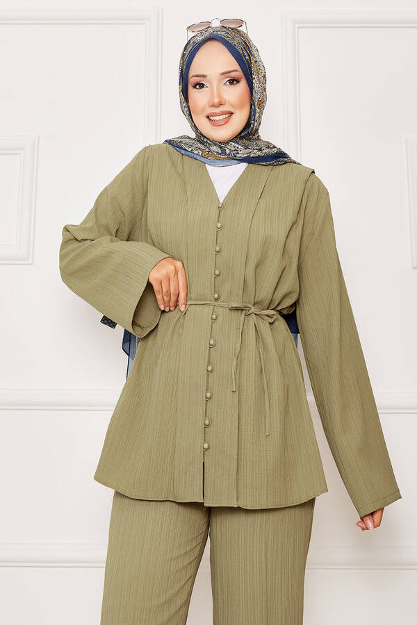Mat - Seyyar Kuşaklı Brit Düğmeli İkili Takım Haki (1) Mat - Seyyar Kuşaklı Brit Düğmeli İkili Takım Haki (1)