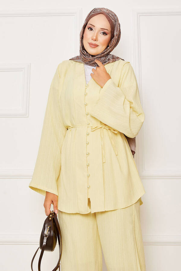 Mat - Seyyar Kuşaklı Brit Düğmeli İkili Takım Tereyağ sarısı (1) Mat - Seyyar Kuşaklı Brit Düğmeli İkili Takım Tereyağ sarısı (1)