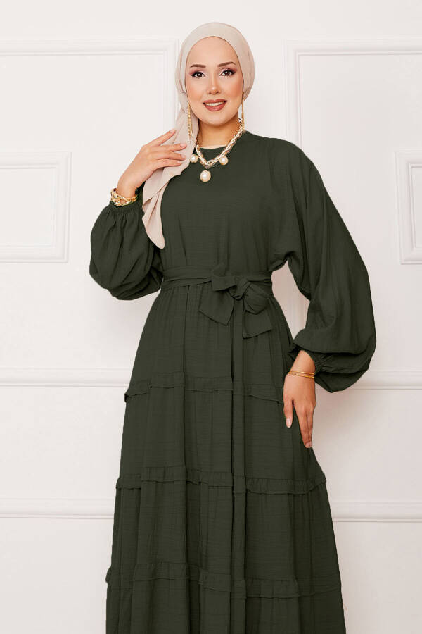 Ums - Seyyar Kuşaklı Kat Kat Tesettür Elbise Haki (1) Ums - Seyyar Kuşaklı Kat Kat Tesettür Elbise Haki (1)