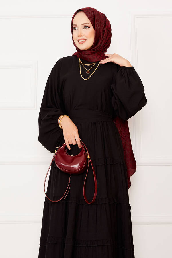 Ums - Seyyar Kuşaklı Kat Kat Tesettür Elbise Siyah (1) Ums - Seyyar Kuşaklı Kat Kat Tesettür Elbise Siyah (1)