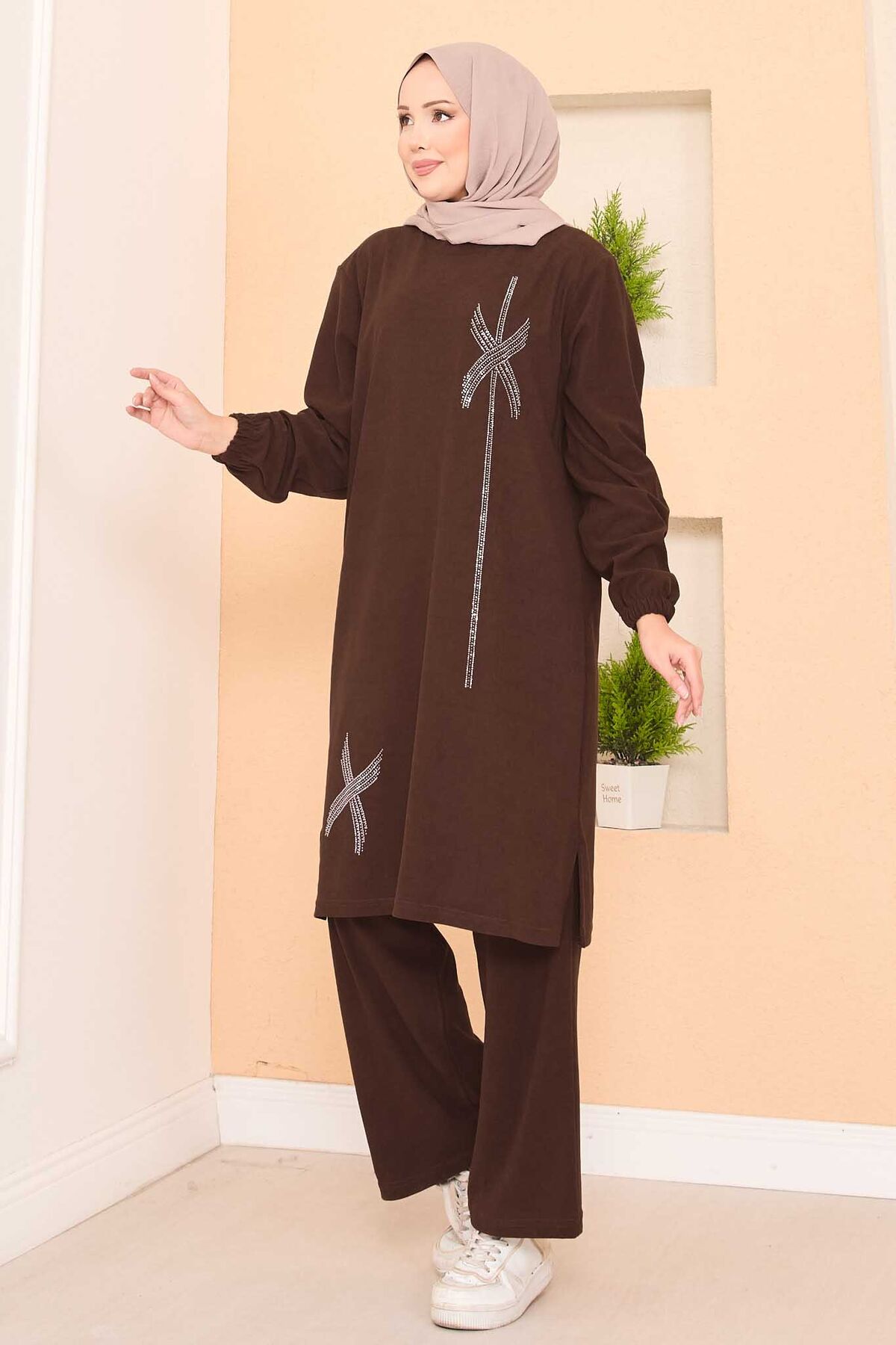Stilize Taş Desenli Mini Yırtmaçlı Tesettür Takım Kahve Stilize Taş Desenli Mini Yırtmaçlı Tesettür Takım Kahve