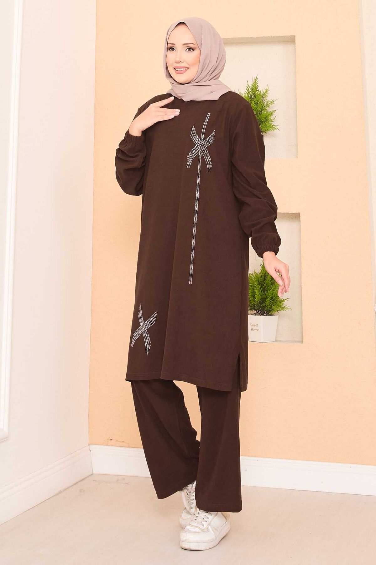 Stilize Taş Desenli Mini Yırtmaçlı Tesettür Takım Kahve Stilize Taş Desenli Mini Yırtmaçlı Tesettür Takım Kahve