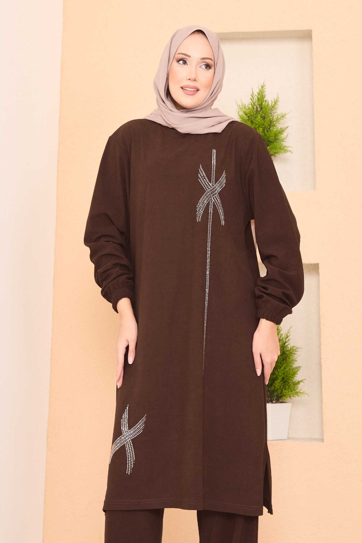 Stilize Taş Desenli Mini Yırtmaçlı Tesettür Takım Kahve Stilize Taş Desenli Mini Yırtmaçlı Tesettür Takım Kahve