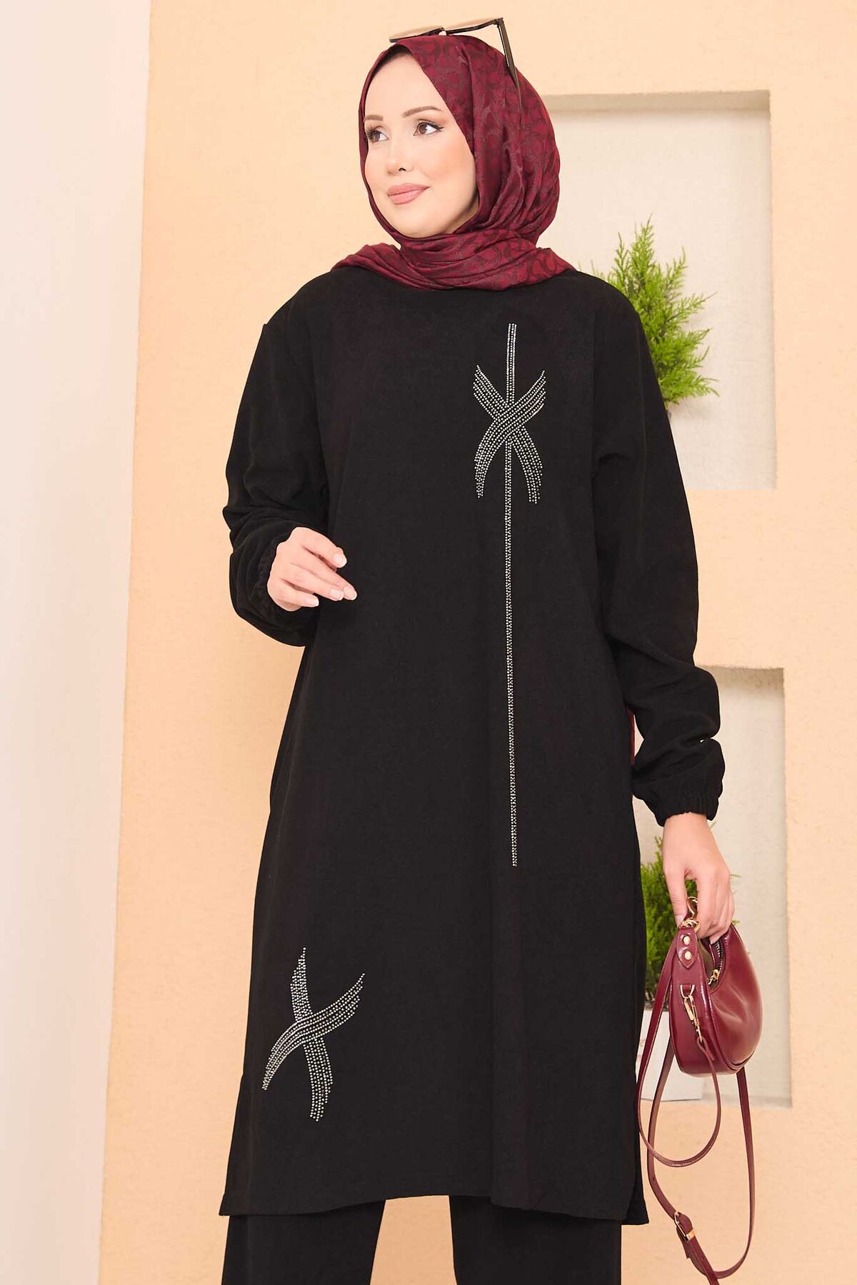 Stilize Taş Desenli Mini Yırtmaçlı Tesettür Takım Siyah Stilize Taş Desenli Mini Yırtmaçlı Tesettür Takım Siyah