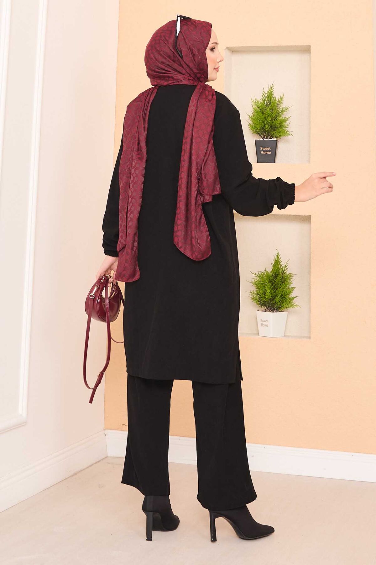 Stilize Taş Desenli Mini Yırtmaçlı Tesettür Takım Siyah Stilize Taş Desenli Mini Yırtmaçlı Tesettür Takım Siyah