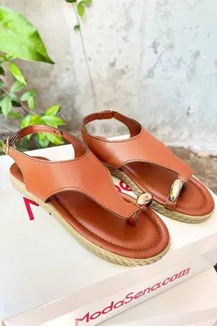 Toka Detaylı Parmak Arası Sandalet Taba - Thumbnail