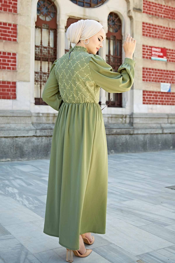 Yakası Fırfırlı Nakışlı Tesettür Elbise 570FS-8526 Fıstık Yeşili