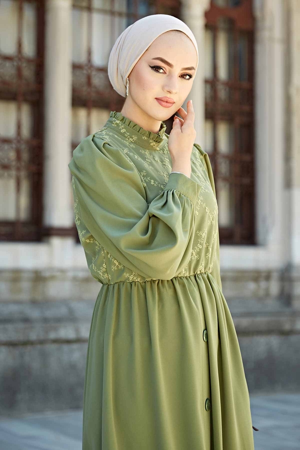 Yakası Fırfırlı Nakışlı Tesettür Elbise 570FS-8526 Fıstık Yeşili
