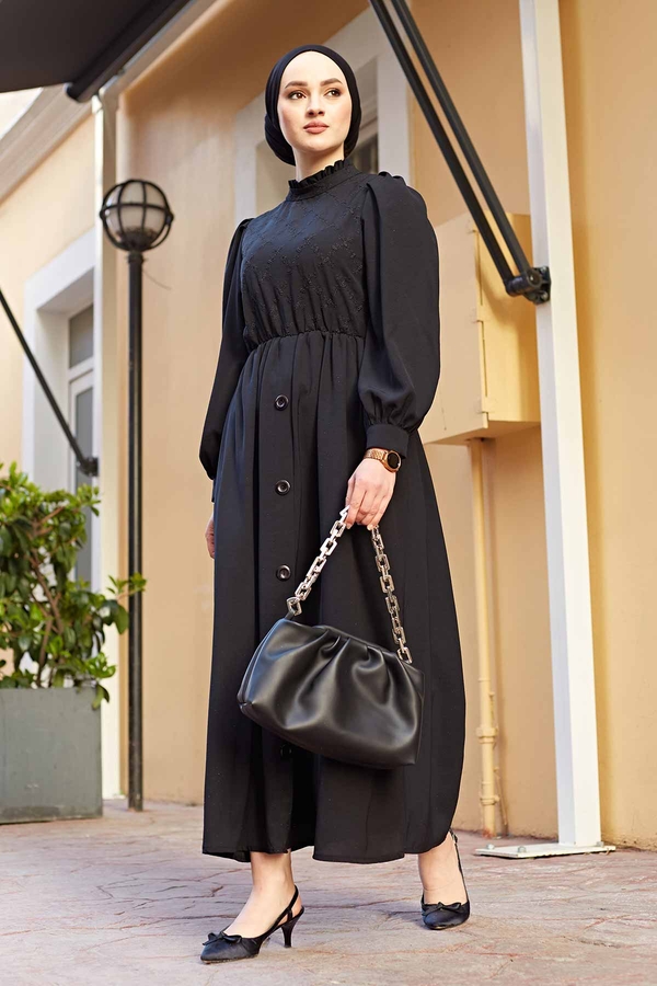 Yakası Fırfırlı Nakışlı Tesettür Elbise 570FS-8526 Siyah