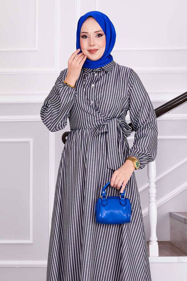 MD - Yandan Bağlamalı Çizgili Tesettür Elbise Siyah (1) MD - Yandan Bağlamalı Çizgili Tesettür Elbise Siyah (1)