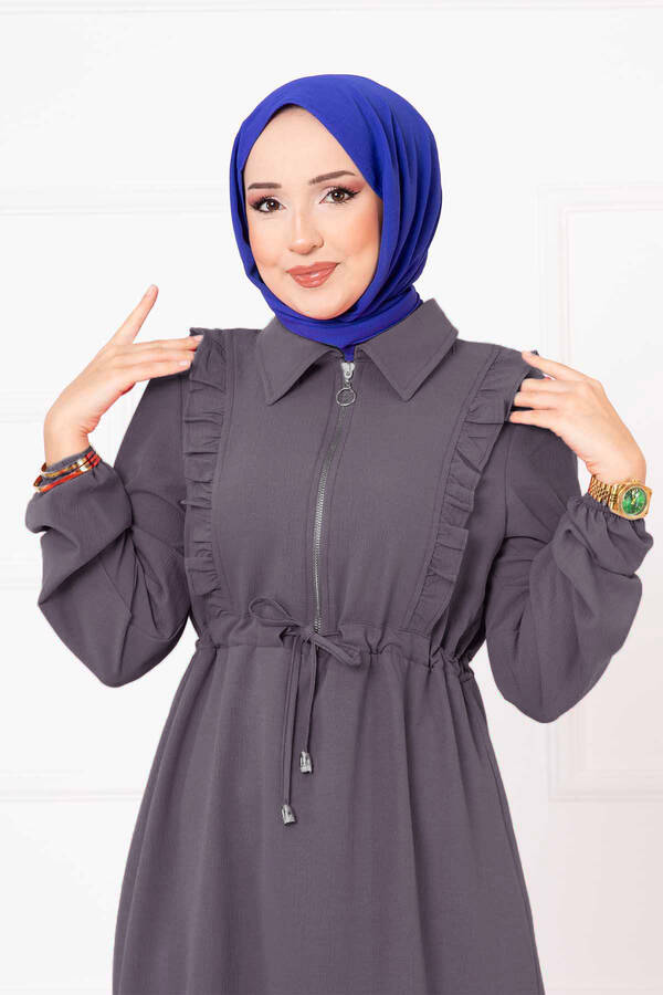 Asm - Yarım Fermuarlı Fırfır Detaylı Tesettür Elbise Füme (1) Asm - Yarım Fermuarlı Fırfır Detaylı Tesettür Elbise Füme (1)